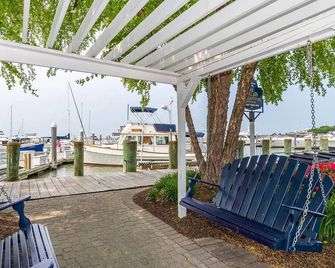 Waterfront in Historic Rock Hall, overlooking the main harbor and Chesapeake Bay - Rock Hall - Патіо