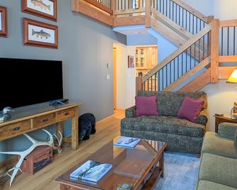 523 S Cache - Jackson - Living room