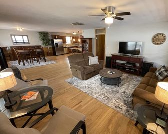 Huge 2000 Sq Ft! 1200 Mbps! Huge Private Deck! Bbq! On River! Amazing Mtn Views! - Ouray - Living room