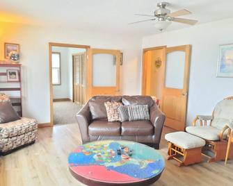 Spacious 2B across from scenic Teal Lake - Negaunee - Living room