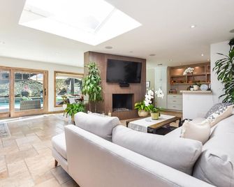 Hilltop Scandinavian style home with a view - Thousand Oaks - Wohnzimmer