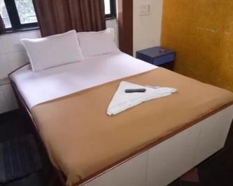 Summerland Guest House - Mumbai - Bedroom