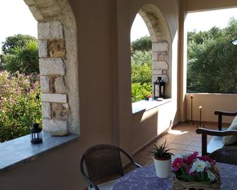 Calliope traditional retreat next to the sea - Kiparissos - Balcón