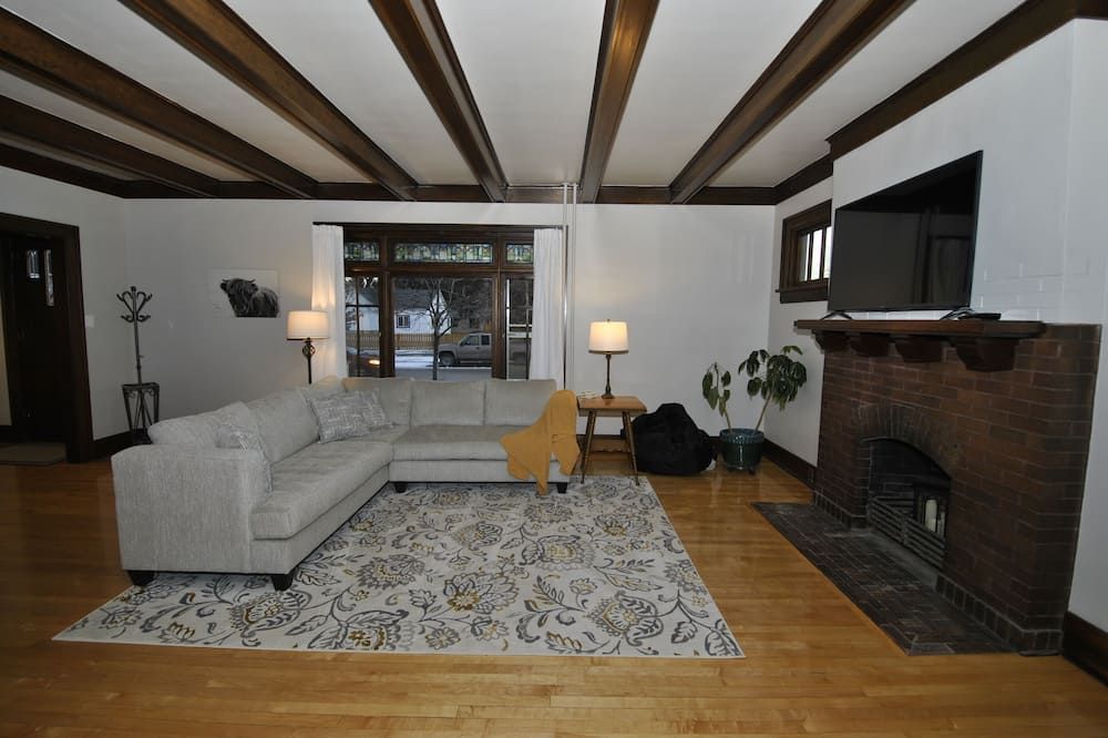 Vintage Gem in the Heart of Sheridan - Sheridan - Living room