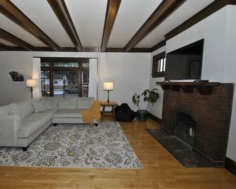 Vintage Gem in the Heart of Sheridan - Sheridan - Living room