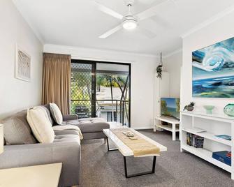 Upstairs 1 Bedroom Unit in Noosaville Resort - Noosaville - Living room