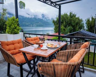Majestic Lake Front Hotel & Suites - Pokhara - Balkon