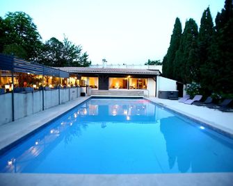 Logis Hôtel - Restaurant Résidence Les Cèdres - Villeneuve-lès-Avignon - Piscina
