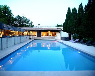 Logis Hôtel - Restaurant Résidence Les Cèdres - Villeneuve-lès-Avignon - Piscina