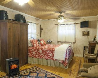 Romantic Cabin Getaway - Leakey - Bedroom