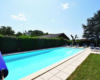 Large self-catering gîte on a farm, in the heart of the Lot Valley - Saint-Vite - Piscina