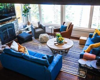 Lakeside Serenity: Modern Comfort Meets Nature - Dwight - Lounge