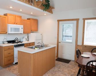 Get Away From It All At This Mountain Paradise - Corvallis - Kitchen