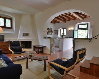 Florence Countryside Independent Apartment with Pool - Ф'єзоле - Вітальня