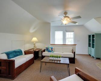 Buxton Apartment about 2 Mi to Lighthouse Beach! - Buxton - Living room