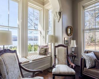 4 Br, Hudson River Manor on 65 acres, with pool - Germantown - Living room