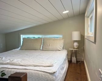 Gorgeous Eco Tiny Home on Organic Farm Within 5 Minutes of Downtown Hilo. - Hilo - Bedroom