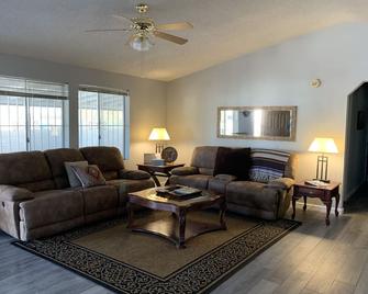 Sunny Yuma Vacation House - Yuma - Living room