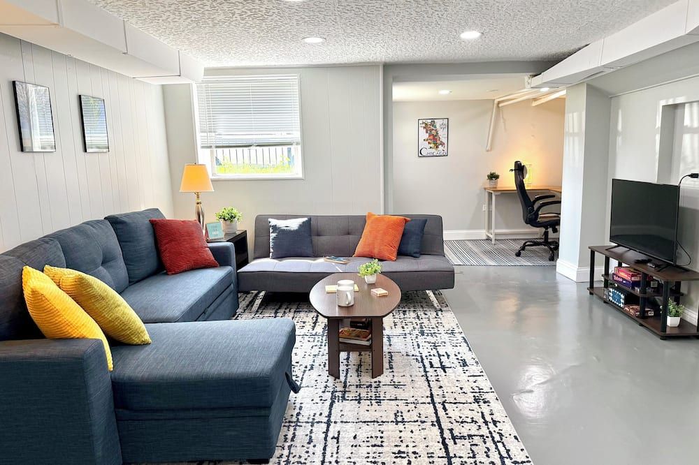 Modern + Cozy Chicago stay w/garage parking & 20min to downtown - שיקאגו - סלון