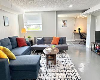 Modern + Cozy Chicago stay w/garage parking & 20min to downtown - Chicago - Sala de estar