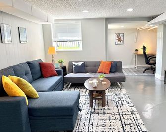 Modern + Cozy Chicago stay w/garage parking & 20min to downtown - Chicago - Sala de estar