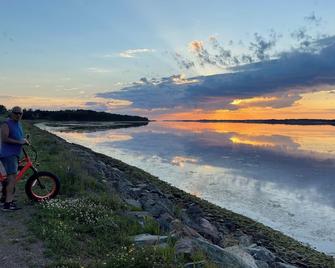 Cozy 2-bedroom cottage overlooking Saint Peters Bay AC, WiFi & gorgeous sunsets - St. Peters Bay