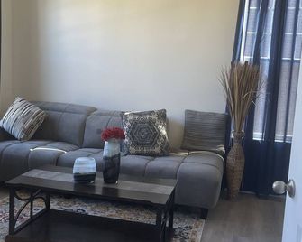 Stunning one-bedroom private suite - Stafford - Living room