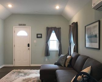 Bay Front Cottage in Historic Townbank - Cape May - Living room