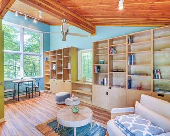 Lakefront Roxboro Home with Private Dock! - Roxboro - Living room