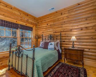 Nature's Den | Pet-Friendly, Mountaintop Cabin in Columbus - Columbus - Bedroom