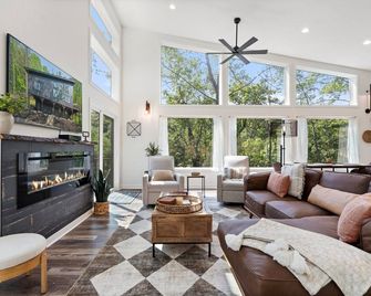 Mid-Century Modern Woodland Retreat with Hot Tub, Cold Water Plunge, & Fire Pit! - Culpeper - Wohnzimmer