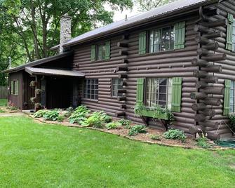 Stunning lakefront log cabin on a private acre - Syracuse - Edificio