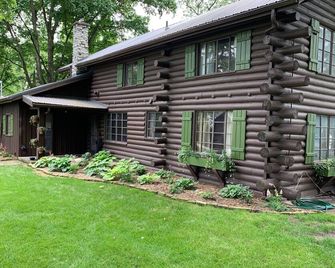 Stunning lakefront log cabin on a private acre - Syracuse - Edificio