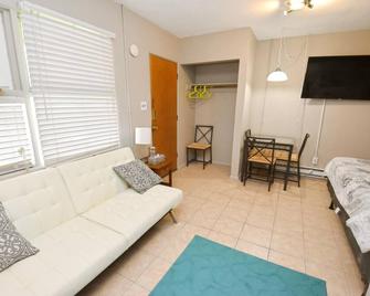 Studio Apartment Close to Notre Dame 1309 1 - South Bend - Living room