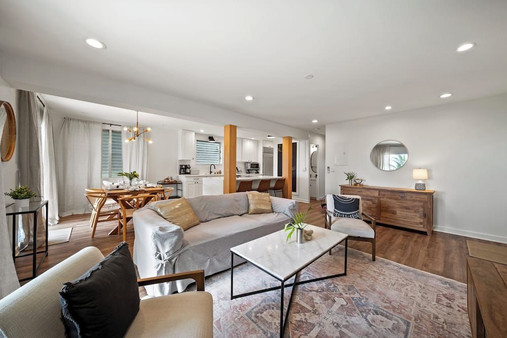 Honolulu Beachfront Retreat by Gather: Lux Beachfront w/ Ocean Views & Comfort - Honolulu - Living room