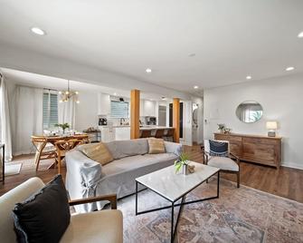 Honolulu Beachfront Retreat by Gather: Lux Beachfront w/ Ocean Views & Comfort - Honolulu - Wohnzimmer