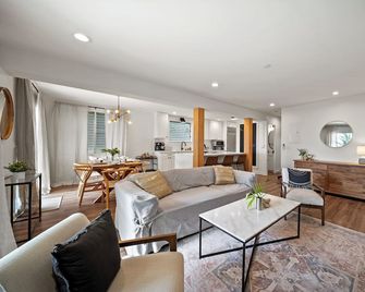 Honolulu Beachfront Retreat by Gather: Lux Beachfront w/ Ocean Views & Comfort - Honolulu - Living room