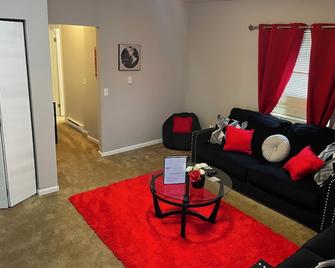 Cozy 1 bed ~ Close to Soaring Eagle and Downtown - Mount Pleasant - Living room