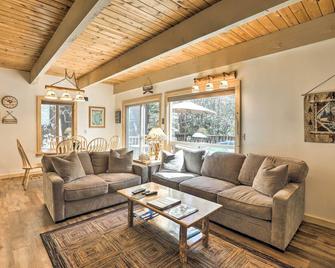 3 Mi to Lake Tahoe Quiet Incline Village Cabin! - Incline Village - Living room