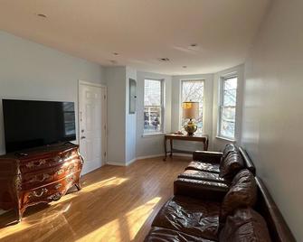 Beautiful 3br, 2.5 Bath; 10 Minutes To Times Square - Union City - Living room