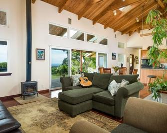 3 bedroom Custom Home on lush 10 acre private estate with sweeping ocean views - Hawi - Sala de estar