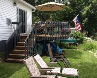 Hayward, Wisconsin cabin located on Nelson Lake. Trails/Restaurants near by. - Hayward - Patio
