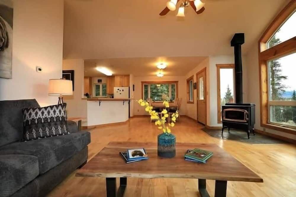 3 Bedroom Home with Amazing Views 11 mi from Denali - Healy - Wohnzimmer