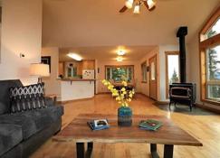 3 Bedroom Home with Amazing Views 11 mi from Denali - Healy - Living room