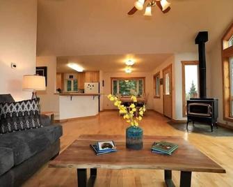 3 Bedroom Home with Amazing Views 11 mi from Denali - Healy - Living room