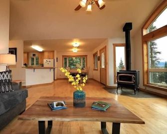 3 Bedroom Home with Amazing Views 11 mi from Denali - Healy - Wohnzimmer