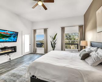 Upstay - Austin Getaway - Pool & Hot Tub & Games - Lakeway - Bedroom