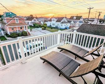 Waves 'n Wooder by Avantstay Swimspa + Game Room, Walk to Beach - Wildwood - Balkon