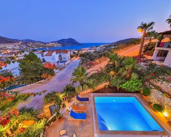Villa Sovalye: 3 double en-suite bedrooms, large roof terrace & private pool - Kalkan - Alberca