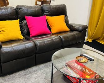 New, Clean and Comfortable Apartment with Private Entrance. - 이스트 그윌림버리 - 거실